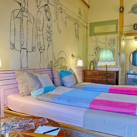 Lavender Circus Hostel, Doubles & Ensuites-2