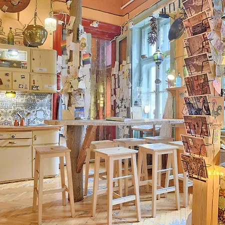 Lavender Circus Hostel, Doubles & Ensuites-3